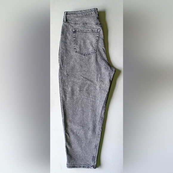 A Hollister Ultra High-rise Mom Jeans - Picture 3 of 10